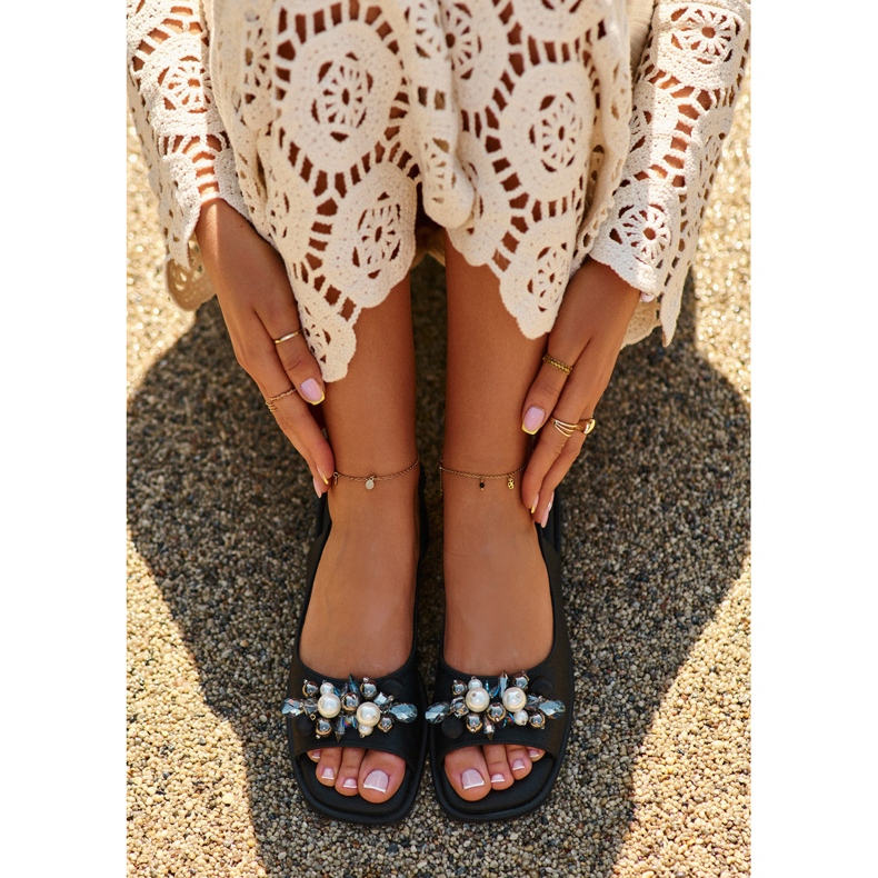 Női szandál díszítéssel S.Barski KV27-004 Fekete 1