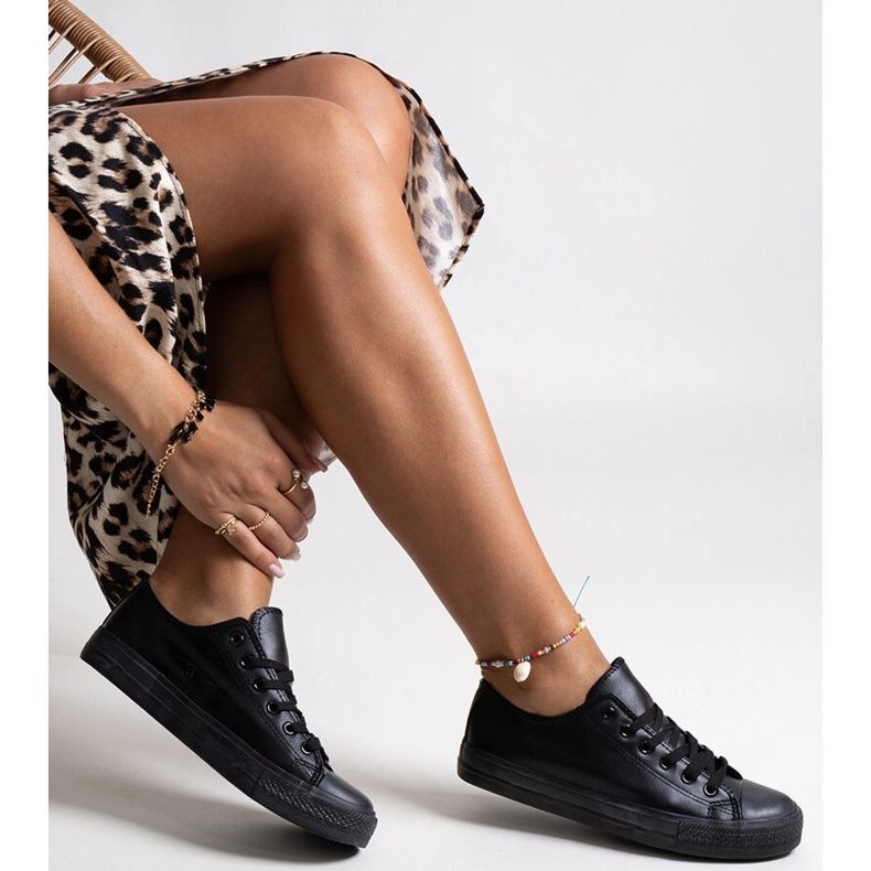 Öko bőrből készült fekete tornacipő a Mahasina-tól 1