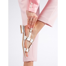 Stílusos fehér lapos szandál 2 Stílusos fehér lapos szandál 2