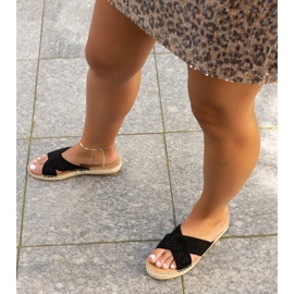 Fekete áttört papucs Awet 2