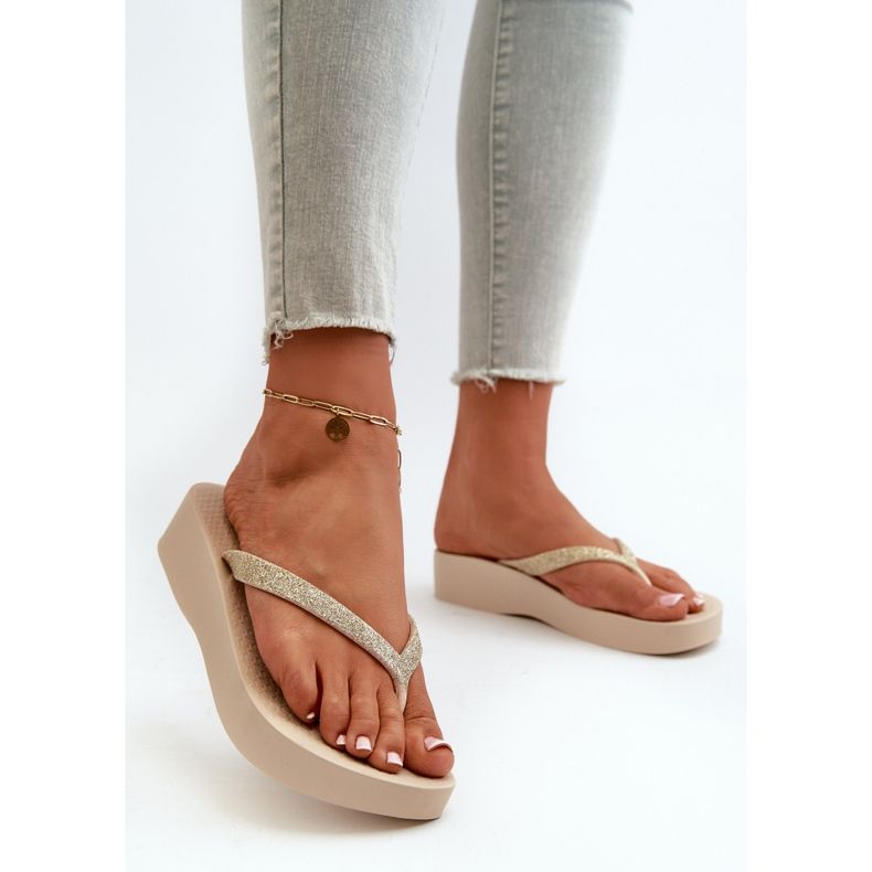 Női papucs csillogó pánttal 83386 Ipanema Mesh Chic Plat Fem Beige bézs 2 Női papucs csillogó pánttal 83386 Ipanema Mesh Chic Plat Fem Beige bézs 2