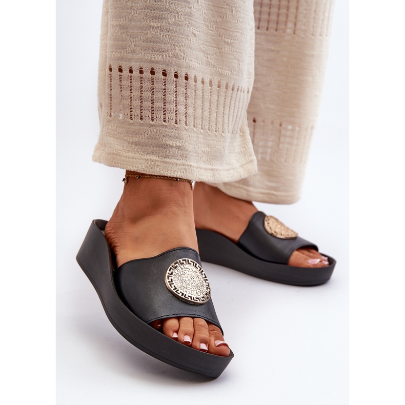 Zazoo 2920 női bőr ékflip-flop arany részletekkel, fekete 2