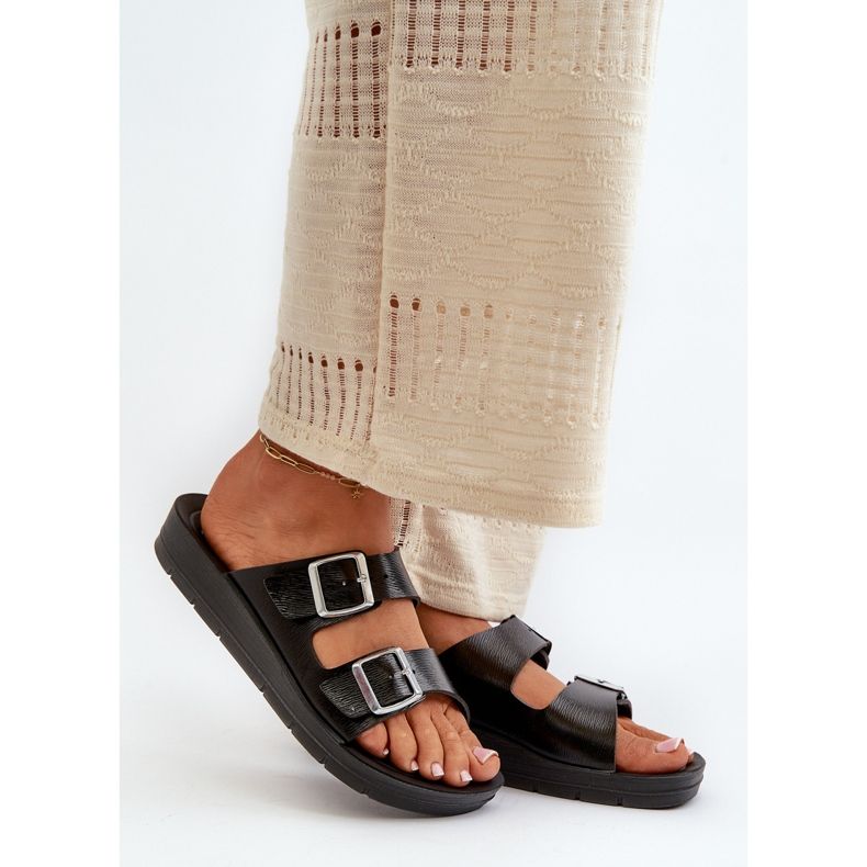 Kényelmes női papucs csatokkal Inblu CP000034 fekete 2