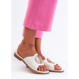 Női lapos sarkú papucsok díszítéssel, fehér Rivashea 1