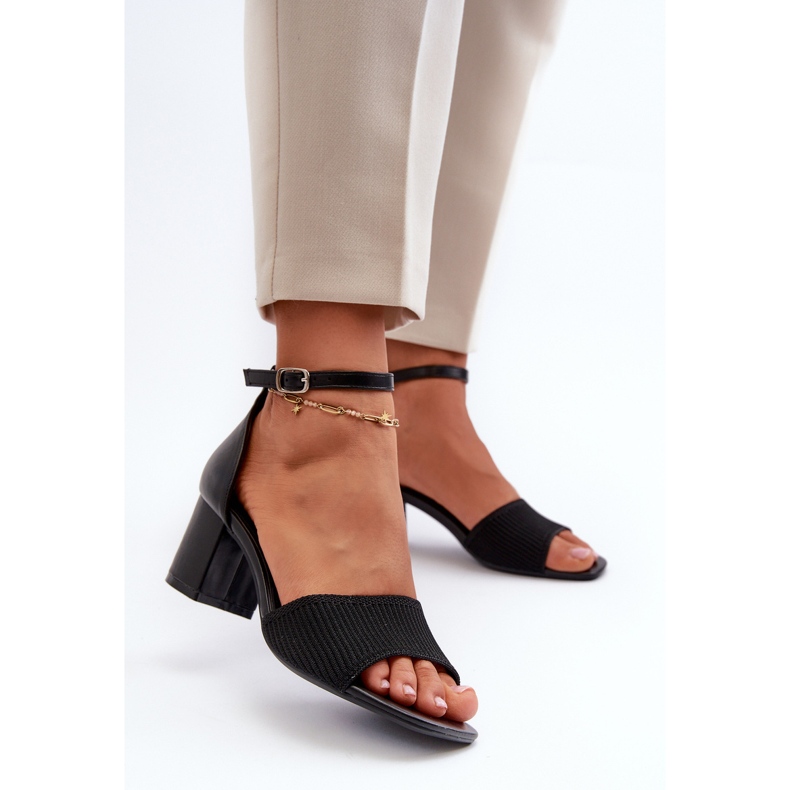 Női szandál egy magas sarkú fekete Desvia 2