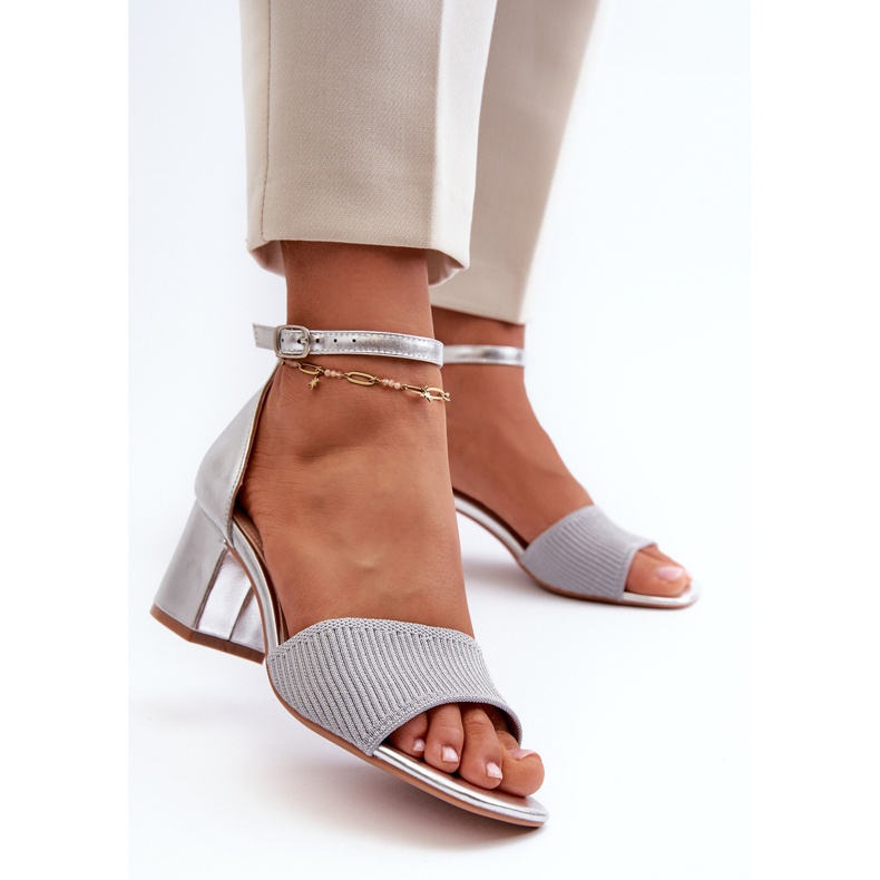 Női szandál egy magas sarkú ezüst Desvia 2