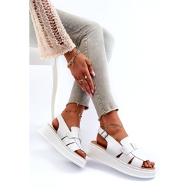 Evento Fehér Vivitellia női bőr szandál egy emelvényen és éken 3