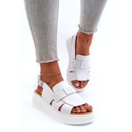 Evento Fehér Vivitellia női bőr szandál egy emelvényen és éken 2