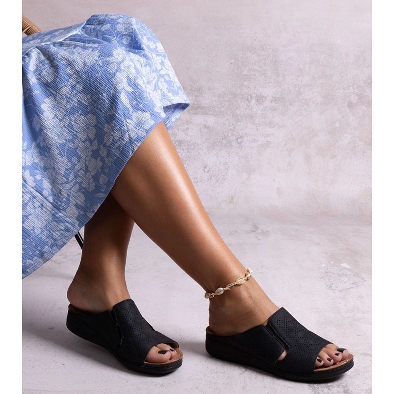 Fekete perforált Marouna csúszdák 1 Fekete perforált Marouna csúszdák 1