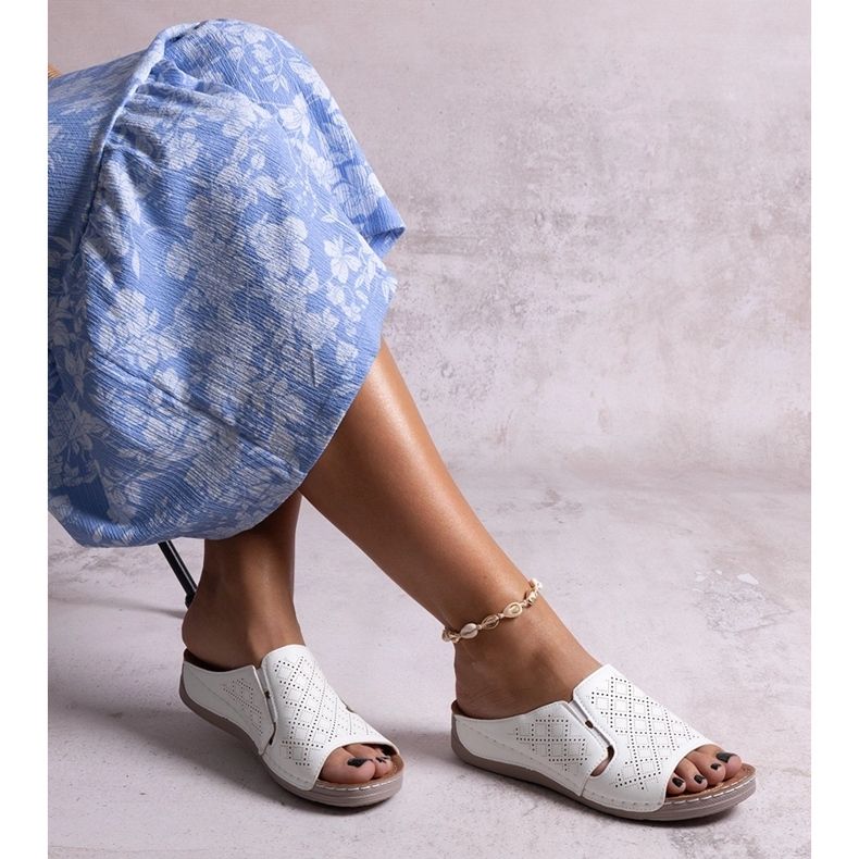 Marouna fehér perforált csúszdák 1