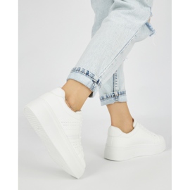 Fehér sportcipő a platformon 2