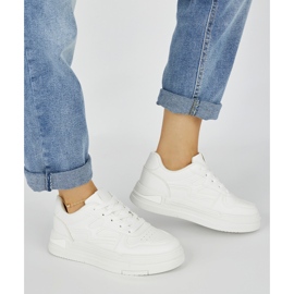 Női fehér tornacipő az emelvényen 2