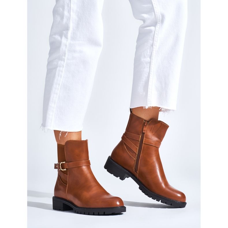 Barna színű női bokacsizma díszcsattal 1