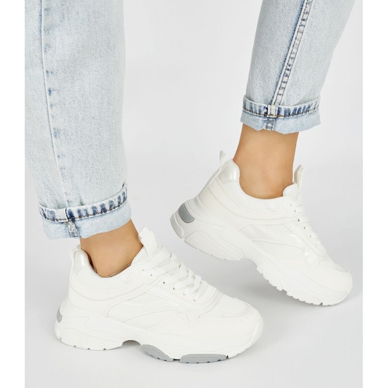 Fehér sportcipő vastag talppal 2