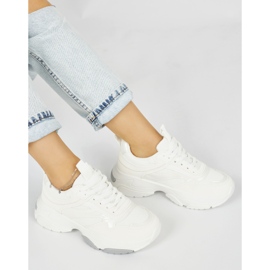 Fehér sportcipő vastag talppal 1