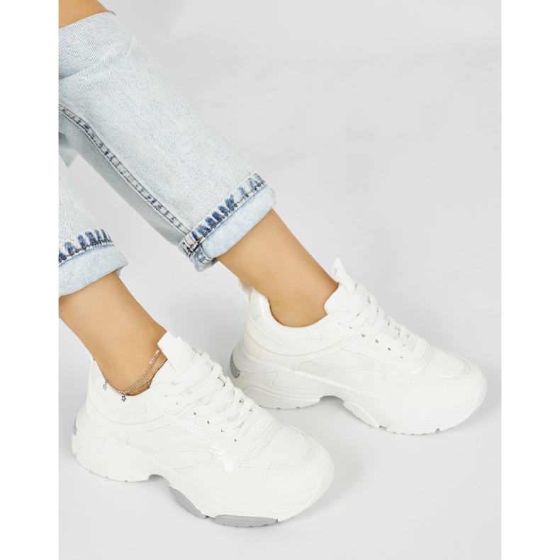 Fehér sportcipő vastag talppal 1