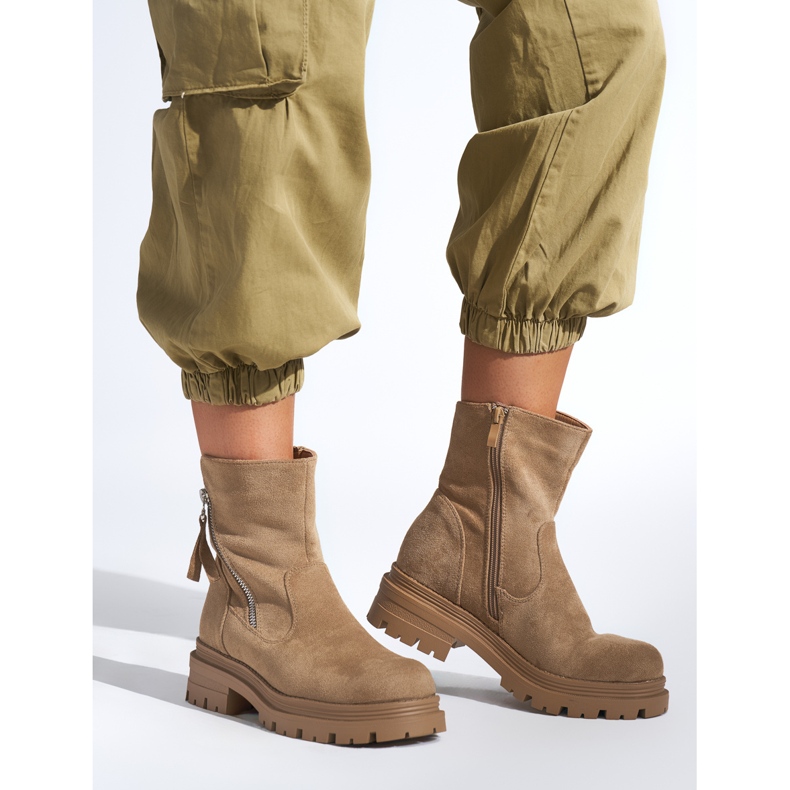 Sötétbézs színű női bokacsizma dekoratív cipzárral 1 Sötétbézs színű női bokacsizma dekoratív cipzárral 1