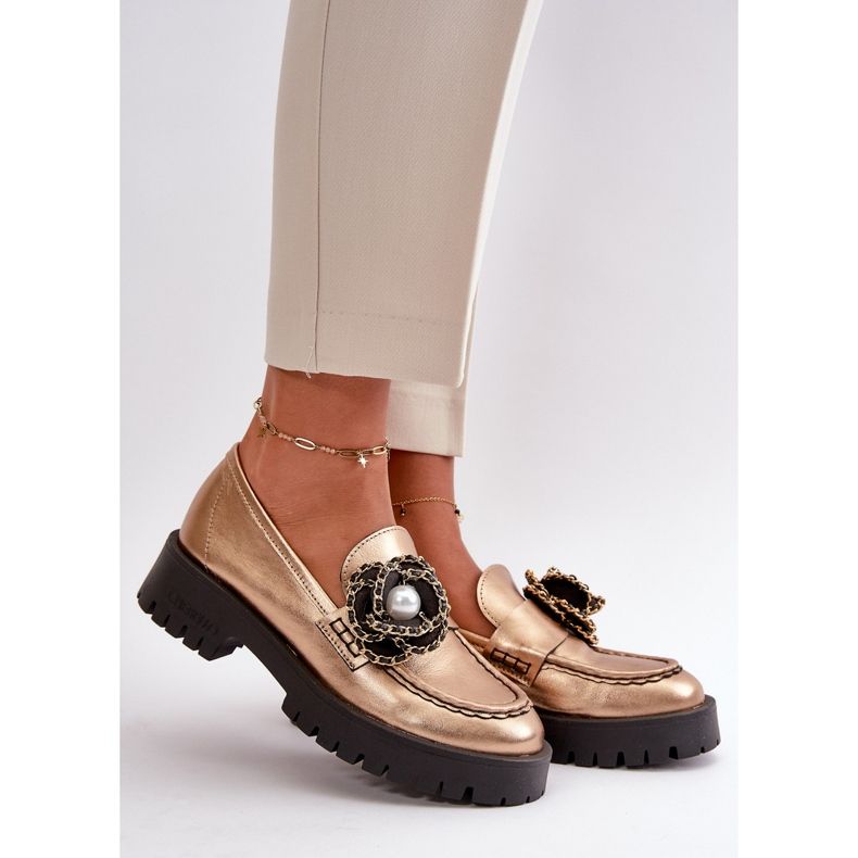 Virággal díszített női bőr mokaszinok, arany CheBello 4520 aranysárga 1