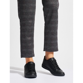 Kényelmes fekete sportcipő 1