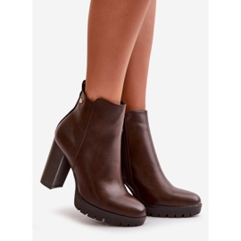 Hőszigetelt női csizma magas sarkon, cipzárral rögzítve, sötétbarna Bioria 1 Hőszigetelt női csizma magas sarkon, cipzárral rögzítve, sötétbarna Bioria 1