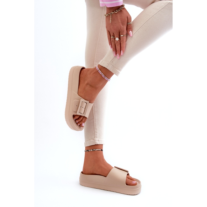 Női hab papucsok az emelvényen csattal Big Star NN274A666 bézs 3