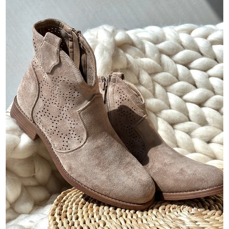 Női áttört csizma lapos sarkú bézs S.Barski HY66-151 2