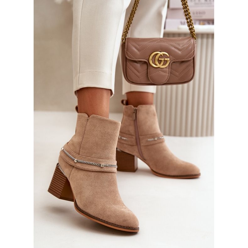 Hőszigetelt női csizma magas sarkon Eco Suede bézs Hanalen lánccal 2 Hőszigetelt női csizma magas sarkon Eco Suede bézs Hanalen lánccal 2