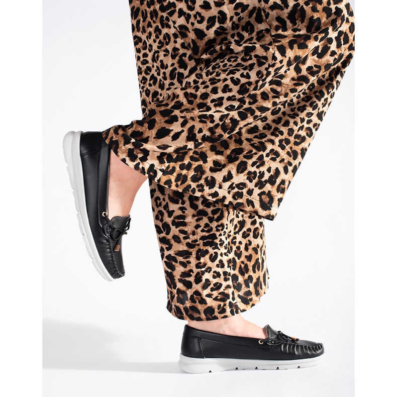 Fekete naplopók az emelvényen 2