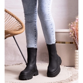 Fekete Kunegunda csizma masszív talppal 1