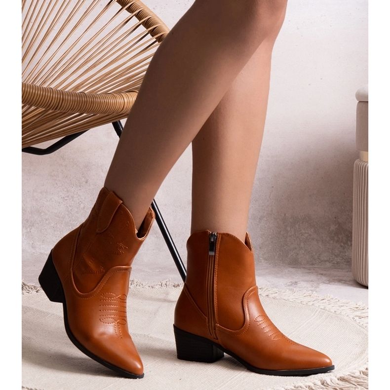 Barna magas sarkú cowboy csizma a Madia márkától 1