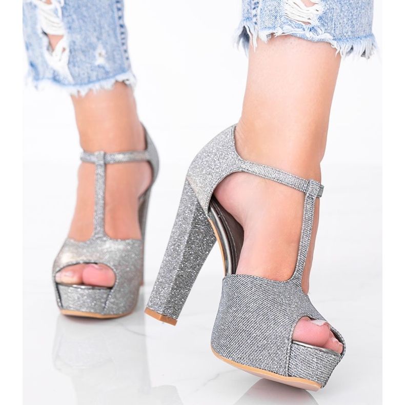 Fényes szürke szivattyúk az Elissa oszlopon 1