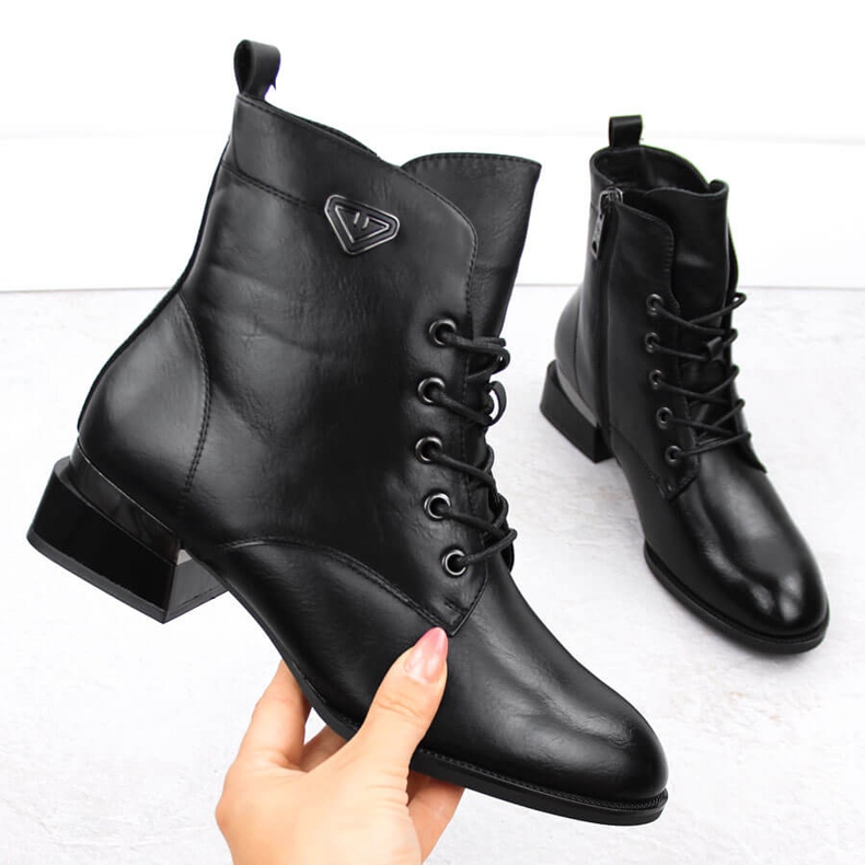 Női magas sarkú csizma, enyhén szigetelt, fekete Vinceza 58420 1