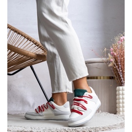 Szürke tornacipő piros fűzővel az Aucoin-tól fehér 1