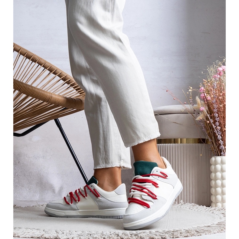 Szürke tornacipő piros fűzővel az Aucoin-tól fehér 1