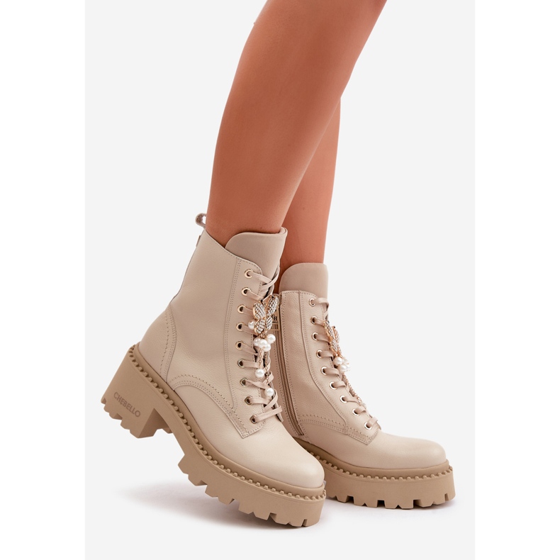 Női bőrmunkás bokacsizma pillangóval, bézs CheBello 4590 1