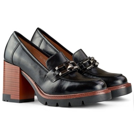 Fekete mokaszin vastagabb sarokkal és alacsony cipővel 1