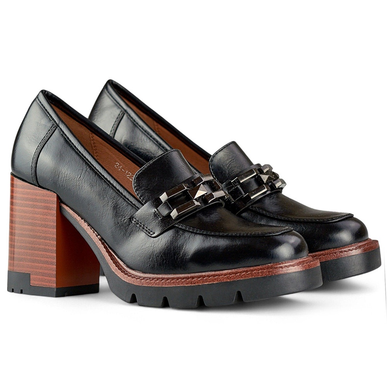 Fekete mokaszin vastagabb sarokkal és alacsony cipővel 1