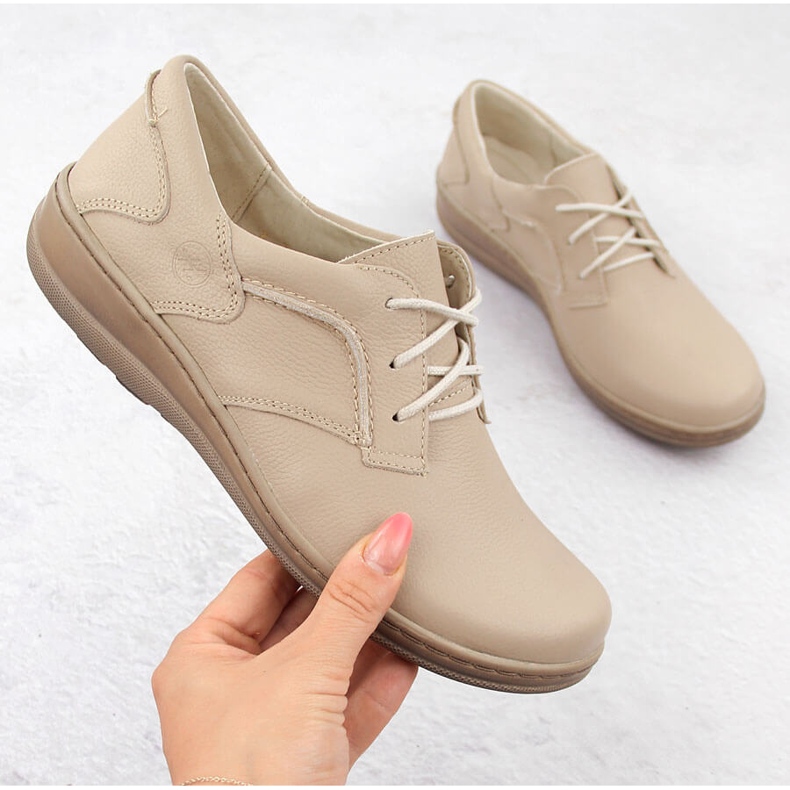 Kényelmes bézs színű női bőr cipő Helios 715 1