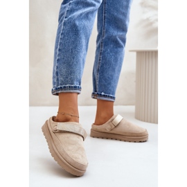 Bézs színű női papucsok szőrme béléssel az Azida platformon 2