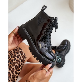 Lakkbőr női bokacsizma cipzárral, dekoratív szívvel, fekete Obeena 2