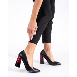 Női fekete pumpák a poszton 2 Női fekete pumpák a poszton 2
