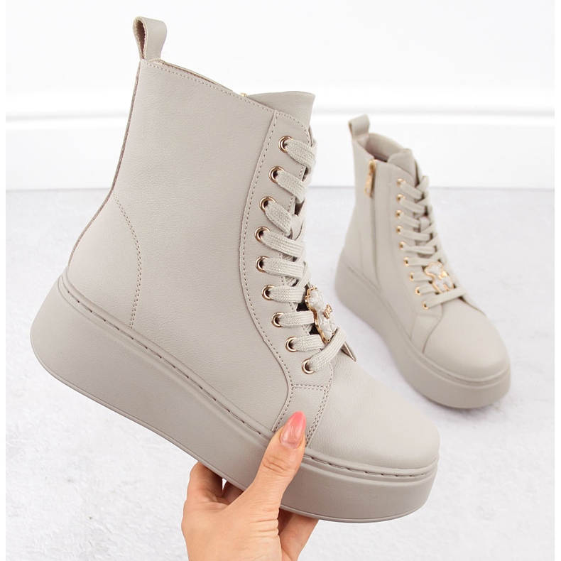 Bézs bőr bokacsizma állványon, mackóval Vinceza 66701 1