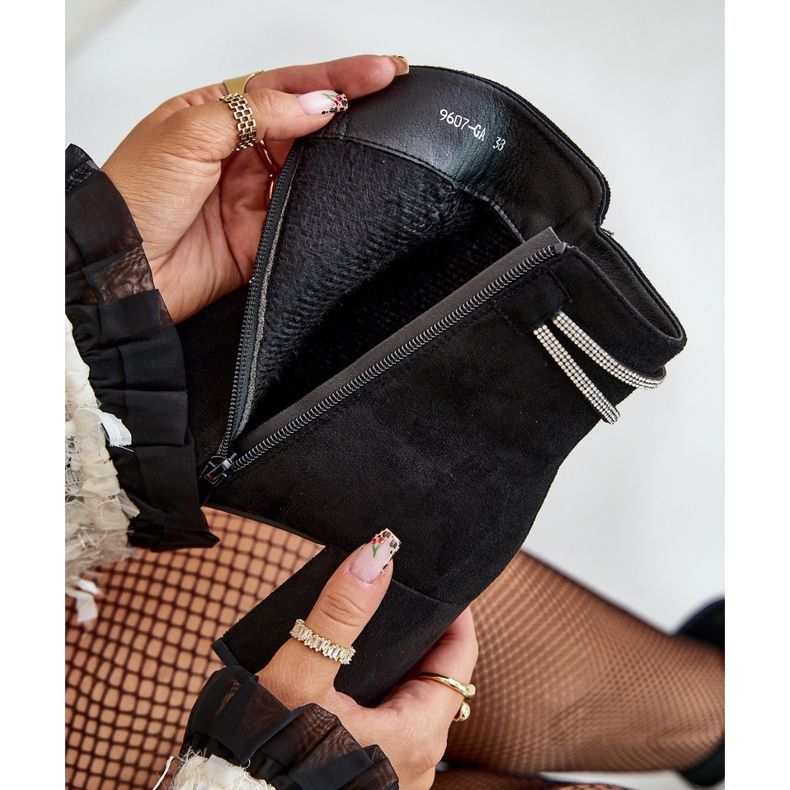 Hőszigetelt női bokacsizma magas sarkon, Eco Suede, fekete Saivia 2