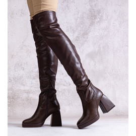 Hosszú, magas sarkú csizma Lamis öko bőrből barna 1 Hosszú, magas sarkú csizma Lamis öko bőrből barna 1