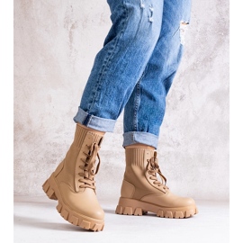 Bézs bokacsizma rugalmas felsőrésszel a Zogbától 1