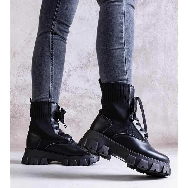 Fekete bokacsizma rugalmas felsőrésszel a Zogba-tól 1