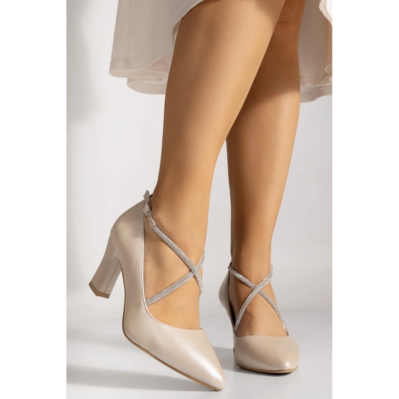 Bőr pumpák dekoratív keresztszíjakkal, bézs BUTDAM 1