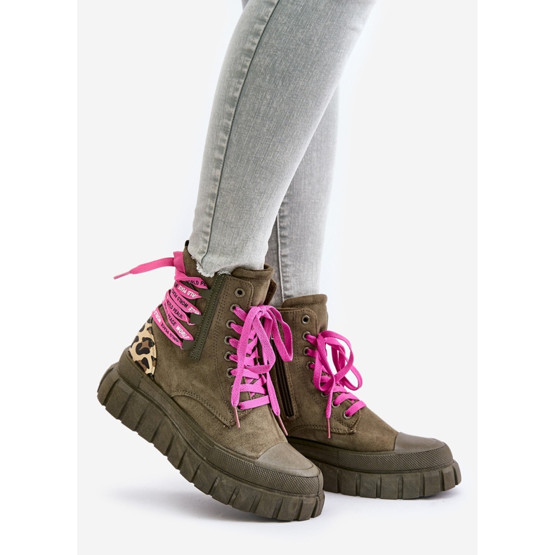 Női csizma az emelvényen, dekoratív fűzéssel, leopárdzöld Edidda 1