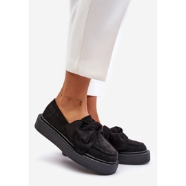 Női mokaszinok egy emelvényen masnival, fekete naiv 1