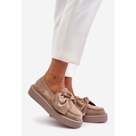 Női mokaszinok egy emelvényen masnival, bézs naivin 1